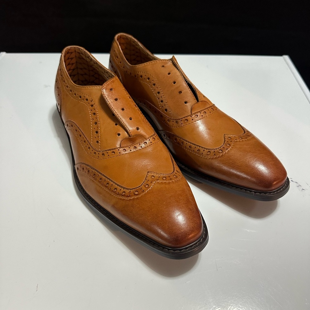 Men’s dress shoes in NEW condition